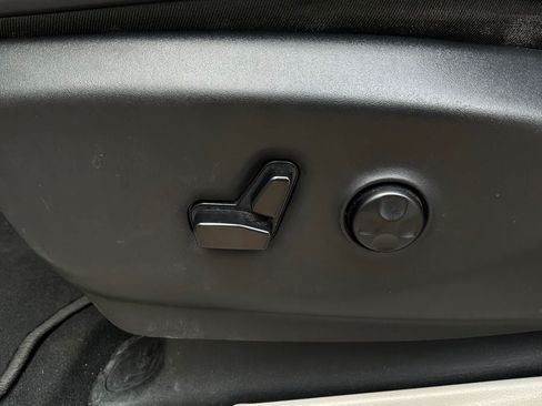 Used 2023 Chrysler Pacifica Touring-L FWD image 11