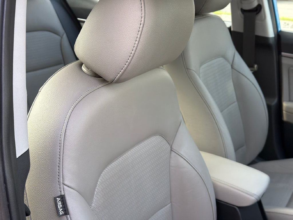 Used 2017 Hyundai Elantra Limited w/ Limited Tech Package 04 FWD image 9