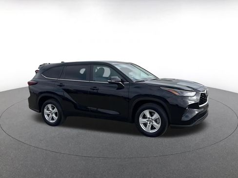 Used 2025 Toyota Highlander LE image 2