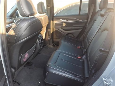 Used 2025 Jeep Grand Cherokee Limited image 14