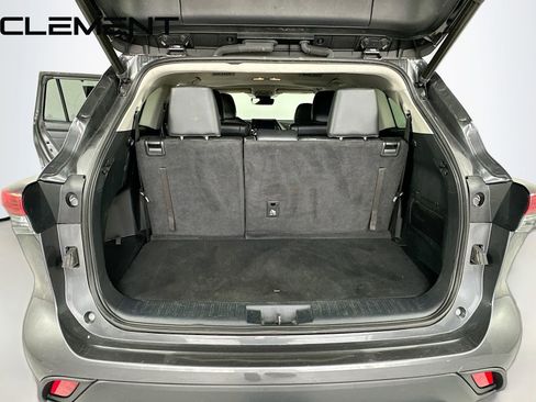 Used 2023 Toyota Highlander XLE AWD/4WD image 11