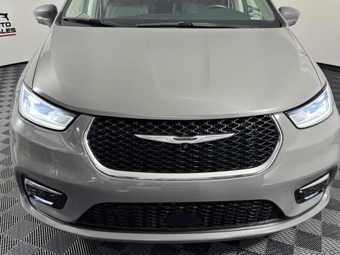 Used 2022 Chrysler Pacifica Touring-L w/ Uconnect Theater Family Group FWD image 9