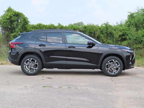New 2026 Chevrolet Trax LT w/ LT Convenience Package FWD image 2