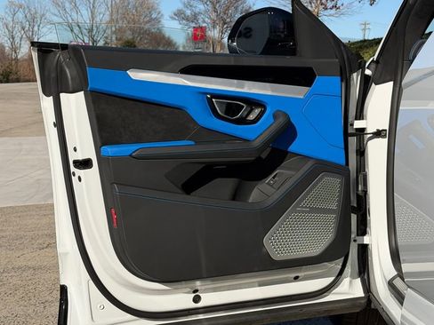 Used 2022 Lamborghini Urus image 11