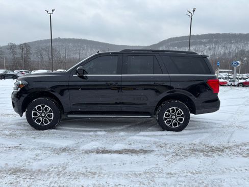 Used 2023 Ford Expedition XLT image 3