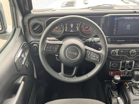 Used 2025 Jeep Wrangler Unlimited Rubicon AWD/4WD image 27