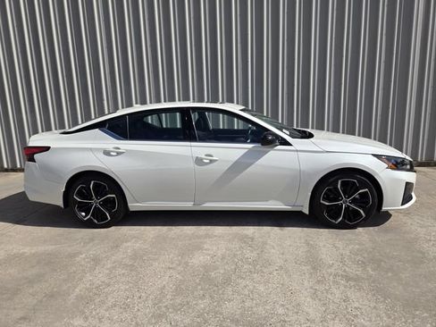 Used 2025 Nissan Altima 2.5 SR w/ SR Premium Package FWD image 6