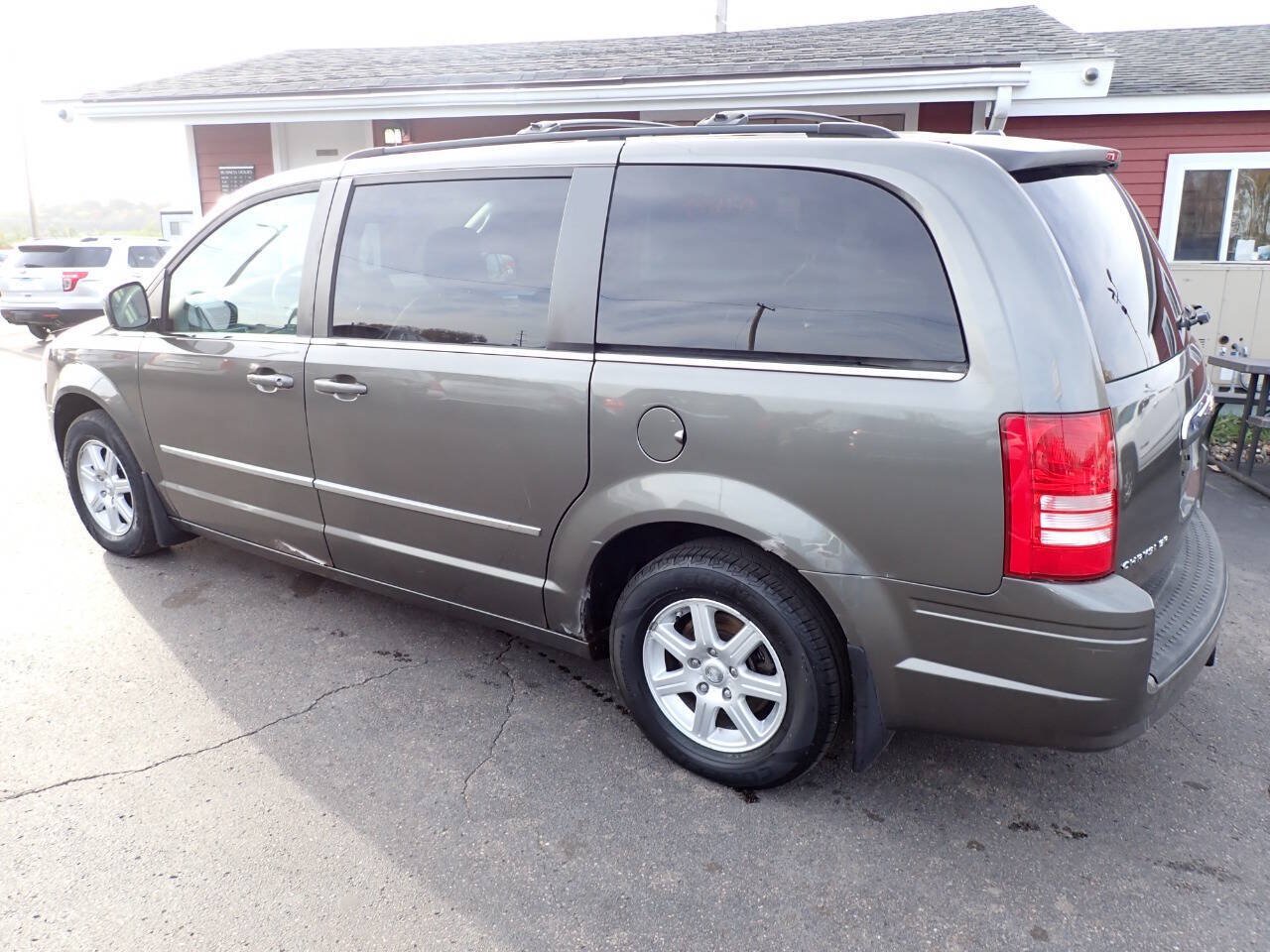 Used 2010 Chrysler Town & Country Touring FWD image 4