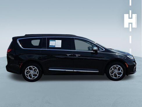 Used 2023 Chrysler Pacifica Limited w/ Uconnect Theater Family Group AWD/4WD image 2