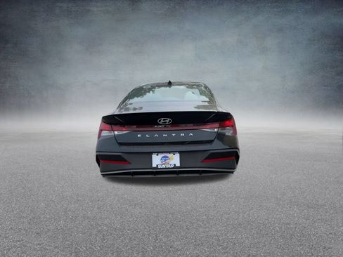 Used 2025 Hyundai Elantra Sport FWD image 21