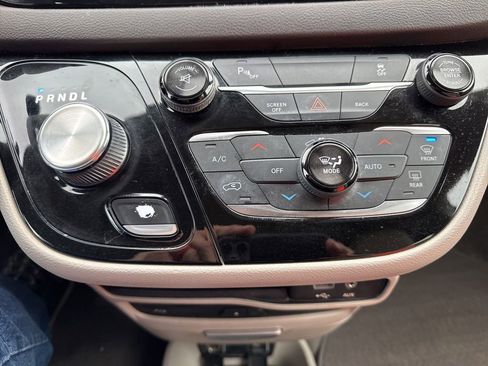 Used 2017 Chrysler Pacifica Touring-L Plus w/ Tire & Wheel Group image 30