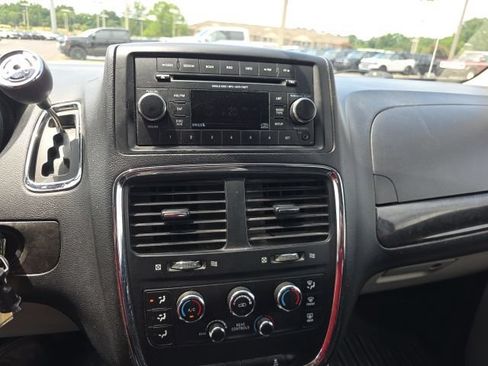 Used 2016 Dodge Grand Caravan SXT FWD image 19