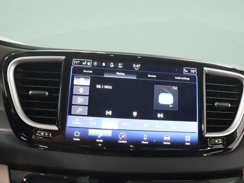 Used 2023 Chrysler Pacifica Touring-L FWD image 10