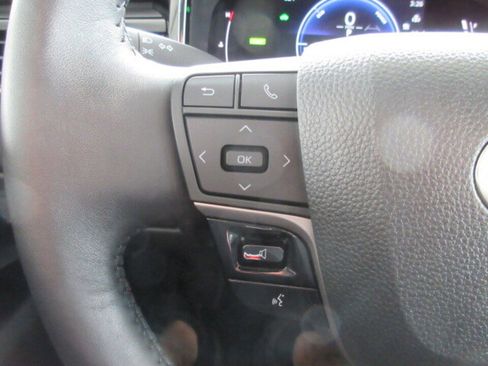 Used 2025 Toyota Camry LE w/ Convenience Package image 17