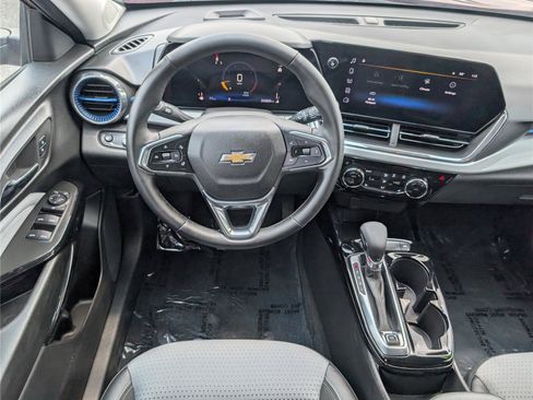 Used 2025 Chevrolet Trax LT w/ Driver Confidence Package FWD image 16