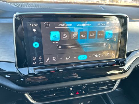 Used 2025 Volkswagen Atlas Cross Sport SE image 18