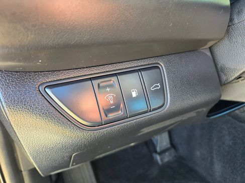 Used 2023 Genesis G70 2.0T image 37