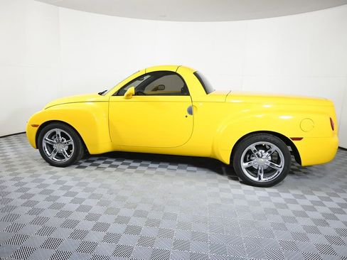 Used 2005 Chevrolet SSR w/ Preferred Equipment Group RWD image 3