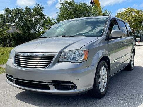 Used 2014 Chrysler Town & Country Touring FWD image 5