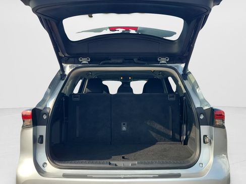 Used 2023 Toyota Highlander LE FWD image 9