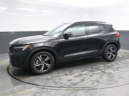Used 2024 Volvo XC40 B5 Core image 3