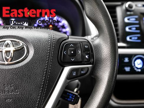 Used 2019 Toyota Highlander LE FWD image 15