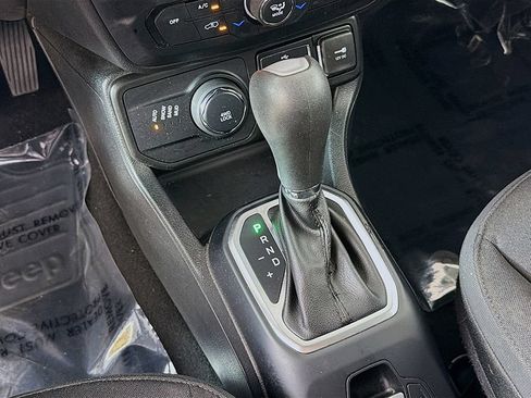 Used 2018 Jeep Renegade Altitude AWD/4WD image 34