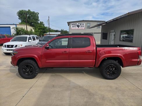Used 2017 Toyota Tacoma TRD Sport w/ Premium & Technology Package AWD/4WD image 3