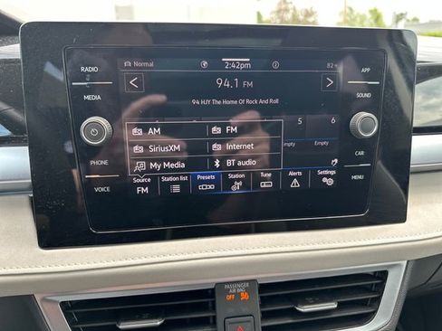 Certified 2025 Volkswagen Taos SE w/ Panoramic Sunroof Package AWD/4WD image 25