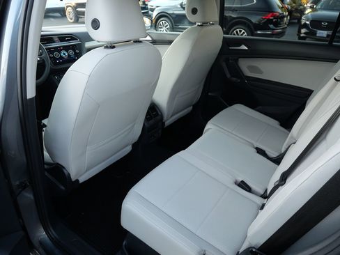 Used 2020 Volkswagen Tiguan SE w/ Panoramic Sunroof Package image 23