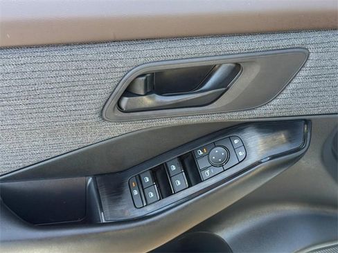 Used 2023 Nissan Rogue S image 16