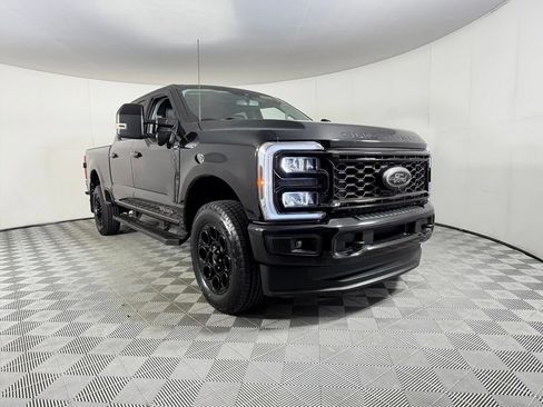 Used 2025 Ford F350 Lariat w/ Black Appearance Package AWD/4WD image 3
