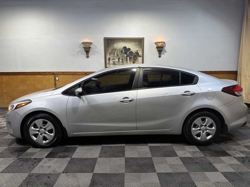 Used 2018 Kia Forte LX FWD image 2