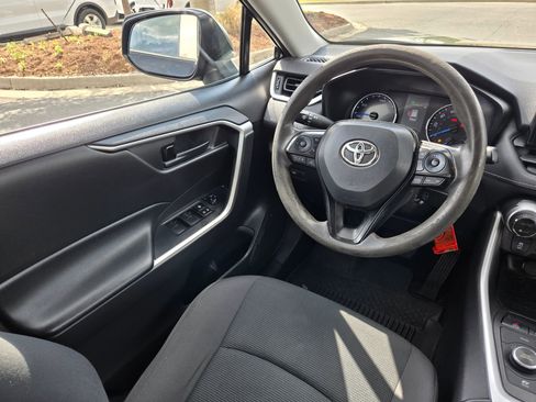 Used 2021 Toyota RAV4 LE image 9