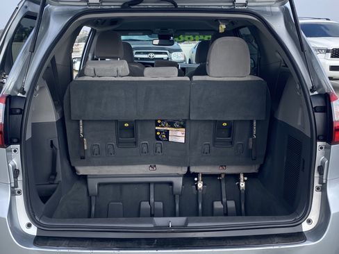 Used 2019 Toyota Sienna LE w/ Carpet Mat Package FWD image 22