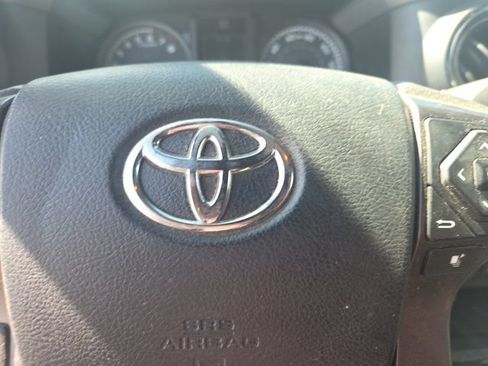 Used 2017 Toyota Tacoma TRD Off-Road AWD/4WD image 14