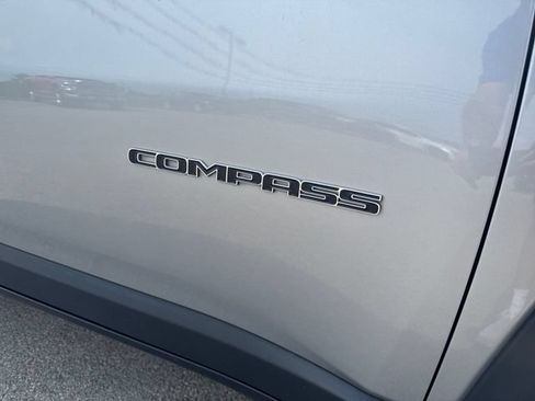 Used 2022 Jeep Compass Latitude AWD/4WD image 4