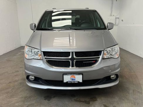 Used 2019 Dodge Grand Caravan SXT FWD image 2