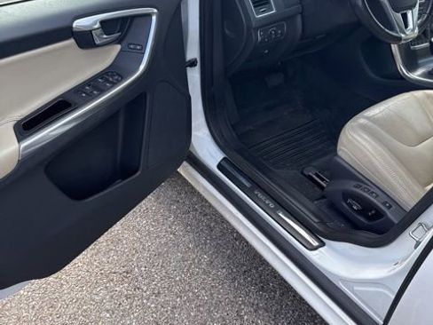 Used 2016 Volvo XC60 T6 Platinum image 3