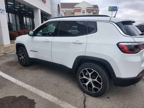 Used 2024 Jeep Compass Latitude image 3
