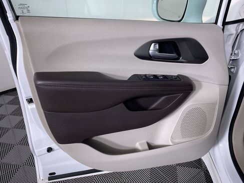 Used 2017 Chrysler Pacifica Touring-L Plus image 12