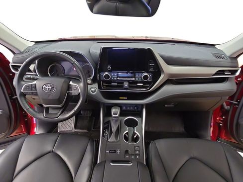 Certified 2024 Toyota Highlander XLE image 11