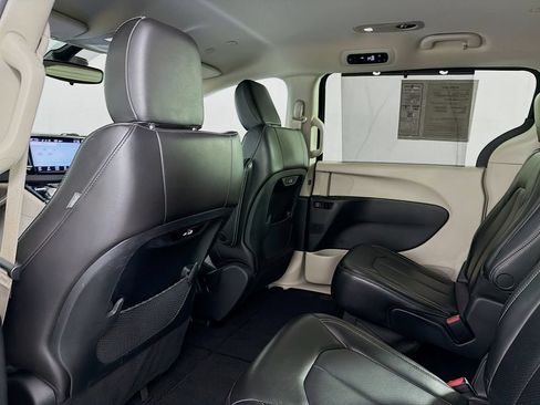 Used 2023 Chrysler Pacifica Touring-L FWD image 38