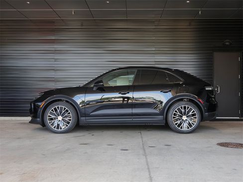 New 2025 Porsche Macan 4 Electric image 2