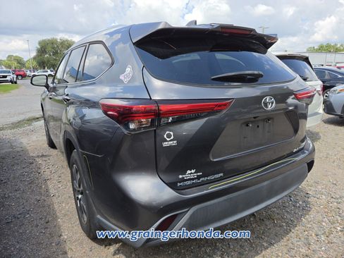 Used 2020 Toyota Highlander XLE AWD/4WD image 8