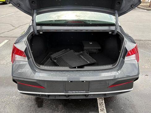 Certified 2025 Hyundai Elantra SE image 23