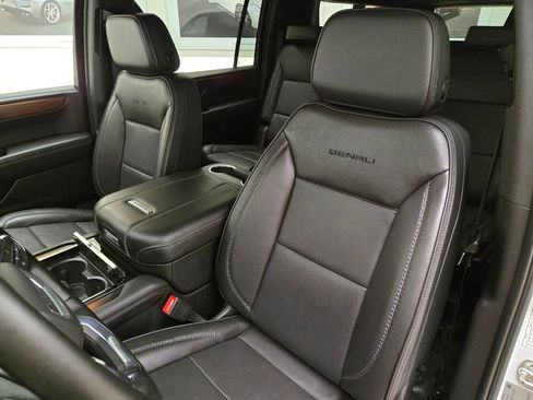 Used 2025 GMC Yukon XL Denali image 31