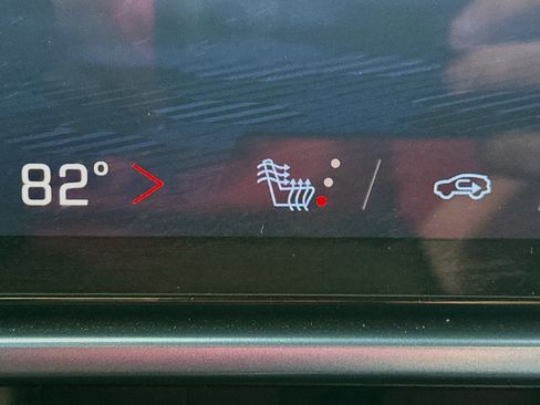 Used 2025 Chevrolet Equinox EV LT w/ Convenience Package image 4