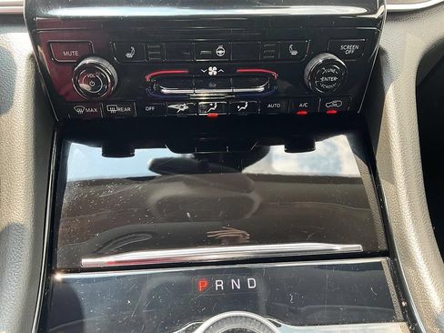 Used 2023 Jeep Grand Cherokee Laredo w/ Luxury Tech Group I AWD/4WD image 31