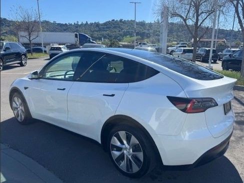 Used 2021 Tesla Model Y Long Range image 8